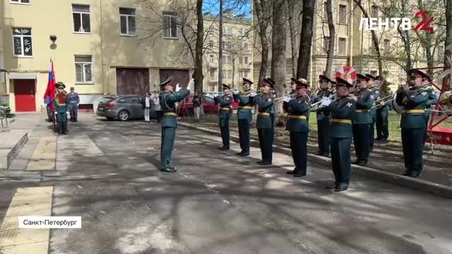 Военный оркестр исполнил во дворе жителя блокадного Ленинграда композиции военных лет