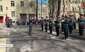 Военный оркестр исполнил во дворе жителя блокадного Ленинграда композиции военных лет