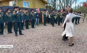 Военнослужащие Северо-Западного округа Росгвардии приступили к традиционной майской акции «Парад у дома ветерана»