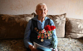 В Выборге с наступающим Днём Победы поздравили 102-летнюю Клавдию Рассадовскую