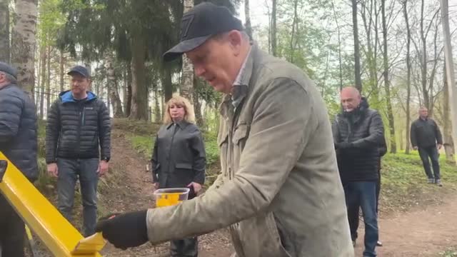 Александр Дрозденко принял участие в субботнике на территория храма Преподобного Сергия Радонежского в Сертолово