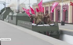 На Балтийский вокзал прибыл бронепоезд и ретросостав с образцами военной техники времен Великой Отечественной войны