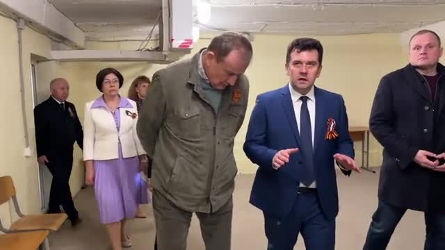Глава Ленобласти осмотрел обустроенное укрытие в школе № 2 в Кировске