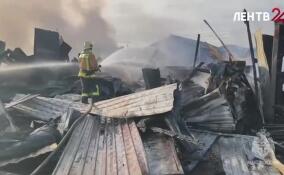 В Буграх ликвидировали пожар на мебельном производстве