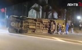 На проспекте Стачек перевернулся грузовик