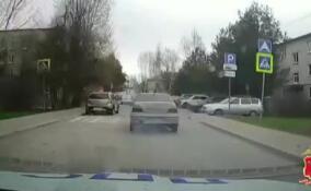 В поселке имени Свердлова полицейские со стрельбой задержали пьяного мигранта на угнанной иномарке