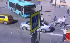 Автобус врезался в стену дома на севере Петербурга – видео