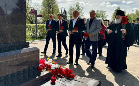 В Тихвине День Победы начался с возложения цветов к бюсту Мерецкова