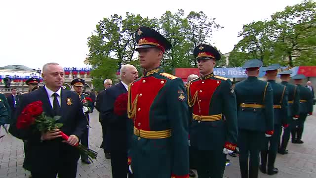 Владимир Путин возложил цветы к Могиле Неизвестного Солдата