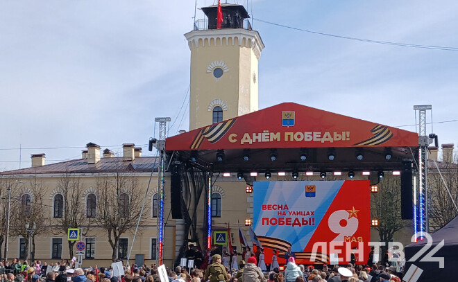 Участники «Бессмертного полка» в Гатчине собрались на концерт «Весна на улицах Победы»