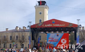 Участники «Бессмертного полка» в Гатчине собрались на концерт «Весна на улицах Победы»