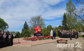 Тысячи сердец у «Звезды героев»: жители Тихвина поклонились павшим воинам