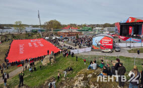 Копию Знамени Победы над Рейхстагом развернули в Ивангороде