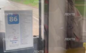 В Выборгском районе Петербурга прорвало трубу с горячей водой
