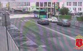 В центре Петербурга автобус выехал на тротуар – видео