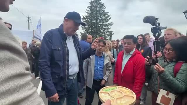 Александр Дрозденко угостил глав дипмиссий раками, калитками и сыром из крапивы на фестивале «Корюшка идёт!»