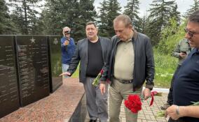 Александр Дрозденко возложил цветы к восстановленному братскому захоронению в Ольховатке