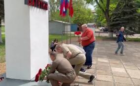 Александр Дрозденко возложил цветы к памятнику Николаю Ватутину в Енакиево