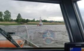 Спасатели пришли на помощь пассажирам катера, севшим на мель на реке Волхов