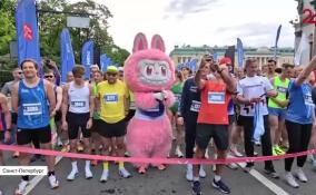 Роботы в кокошниках, утренний марафон и участник форума в миниатюре: чем запомнился второй день ПМЭФ-2026