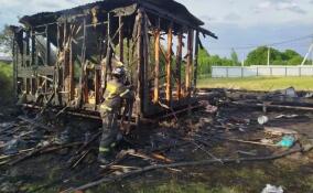 За сутки в Ленобласти потушили 13 пожаров: спасены четыре человека
