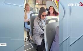 Обычная утренняя поездка в автобусе закончилась для жительницы Петербурга вылитым на голову кефиром и заявлением в полицию
