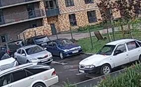 В Парголово сброшенная с балкона бутылка повредила припаркованный автомобиль