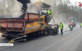 На участке дороги от Зеленогорска до Выборга дорожники приступили к укладке верхнего слоя асфальта
