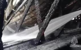 В Тихвине тушили горящую двухэтажную баню