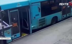После ДТП на Бассейной улице водителя автобуса госпитализировали в крайне тяжелом состоянии