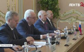 Александр Гуцан вручил госнаграду генпрокурору Киргизской Республики