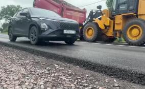 В Ломоносовском районе на участке у Ропши укрепляют обочины