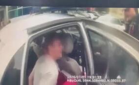 Пьяный мужчина с ножницами бросался на людей в магазине в Колпино