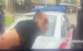 Мужчина устроил драку у ночного клуба в Пушкине и отправил противника в больницу