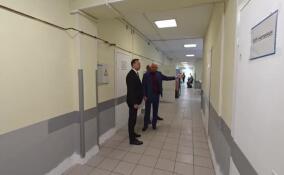 Глава комздрава Александр Жарков проверил ход ремонта Гатчинской больницы