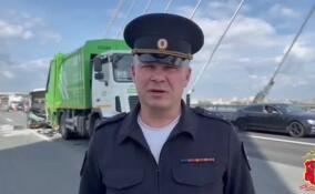 Эвакуатор на ЗСД на полной скорости влетел в стоящий мусоровоз