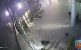 Подросток на питбайке врезался в витрину торгового центра в Петербурге