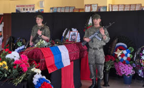 В Лодейнопольском районе простились с погибшим в зоне СВО Дмитрием Назаровым