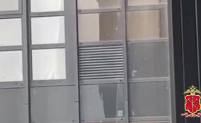 Полицейские задержали двух молодых людей за стрельбу по окнам соседской квартиры в Кудрово