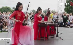 В Петербурге прошел международный фестиваль уличных театров «Елагин парк»
