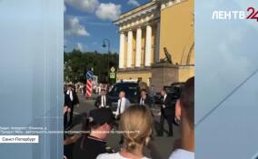 Владимир Путин пообщался с жителями Северной столицы у Дворцового моста