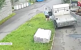 Дерзкий угон «Газели» в Петербурге попал на видео