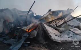 В промзоне в Старицах полыхал склад бумаги