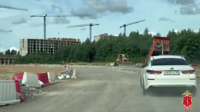 Полицейские ловили нелегальных мигрантов на стройобъекте в Порошкино