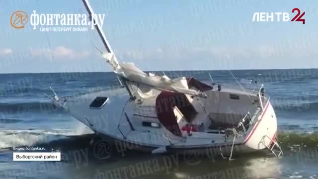 К берегу Финского залива прибило яхту