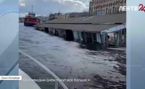 У Васильевского острова плавучий ресторан идет ко дну
