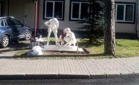 В Приозерске устанавливают скульптуру «Городки» возле Городошного центра