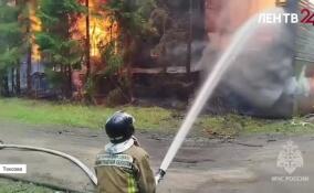 В Токсово тушат крупный пожар в заброшенном здании бывшего санатория