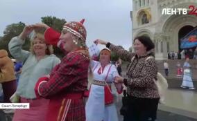 Сотни людей водили праздничный хоровод в Кронштадте