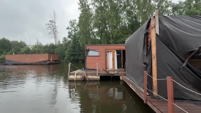 На Курголовском озере обнаружили шесть незаконных плавучих построек